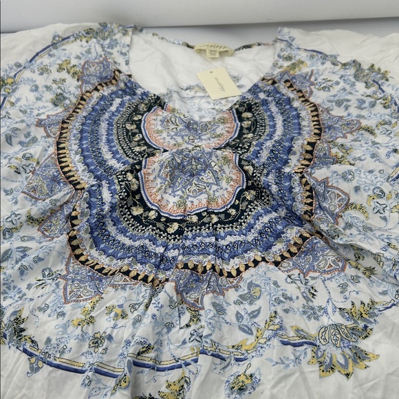 Aveology Tops - Elegant Blue and White Patterned Blouse
